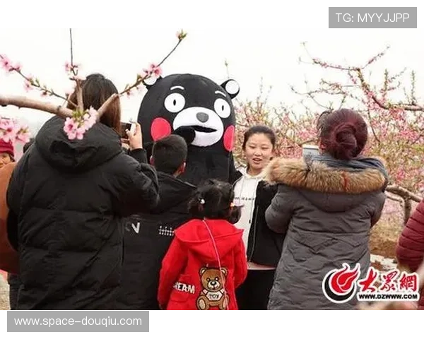 场边互动:球员与熊本熊人偶合影留念 场边互动:球员与熊本熊人偶合影留念