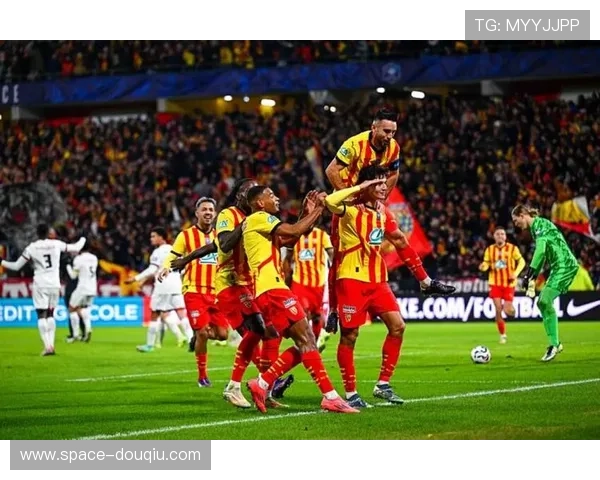 法甲争冠四强混战：朗斯、巴黎、马赛、里尔分差仅5分